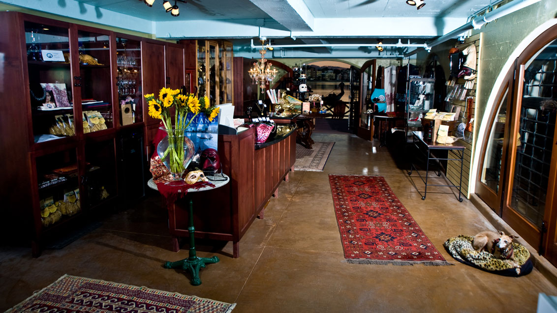 shop_gondola_window_1132x637